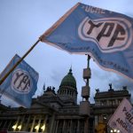 EE.UU. ordena la entrega del 51% de la empresa petrolera estatal argentina a «fondos buitre»