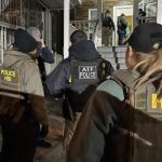 La nueva táctica: el gobierno apunta a arrendadores para rastrear migrantes en EE.UU.