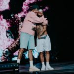 “Puerto Rico No Se Va”: Benicio del Toro contempla el épico show de Bad Bunny y Arcángel