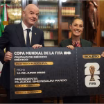 Claudia Sheinbaum recibe la Copa del Mundo en manos del presidente de la FIFA