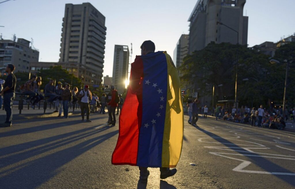 Encuesta en Miami-Dade: la oposición a una invasión en Venezuela supera el apoyo, a pesar del exilio anti-Maduro