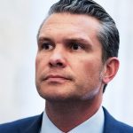 EE.UU.: avión del Secretario de Guerra sufre grieta crítica y desciende a altura de emergencia