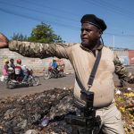 Ya Haití no aguanta: «Barbecue» declara la guerra a la policía y el país se ahoga en un desplazamiento forzado