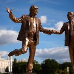 Reaparece estatua de Trump y Epstein en plena polémica por correos publicados