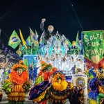 Brasil: El Sambódromo se enciende entre gigantes de metal y sombras de campaña