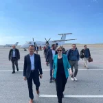 Con todos los poderes aterrizó en Caracas la enviada especial de Trump