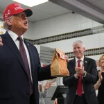 Luces, cámara, hamburguesas: el «bluff» hollywoodense de Trump minutos antes de la «Operación Furia Épica»