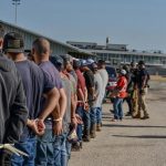 EE.UU.: Del sueño americano al «destierro» de 10 mil kilómetros de distancia para los migrantes latinos