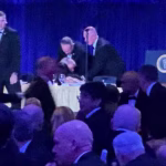 Revise estos videos del incidente de Trump en la cena de corresponsales de la Casa Blanca. No hay heridos