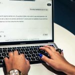 Psiquiatra alerta sobre personas que sustituyen terapia y decisiones por consejos de ChatGPT
