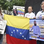 Familias de presos políticos en Venezuela exigen acelerar las excarcelaciones anunciadas por Delcy Rodriguez