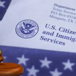 Migrantes en EE.UU.: Aulas clausuradas en Florida y juicios express en las cortes federales