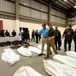 Colombia: De la Espriella cruzó la línea roja y le mandan a recoger las fotos caminando entre muertos