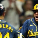 Serie Mundial: En noche de récords Jackson Chourio guía a Milwaukee a ganar el tercer juego y hoy buscan la barrida
